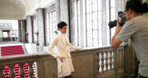 ·2010年，莲舫议员在国会大厅拍摄时尚大片。