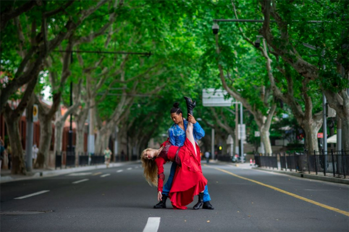 “罗密欧”与“朱丽叶”在上海街头的街拍