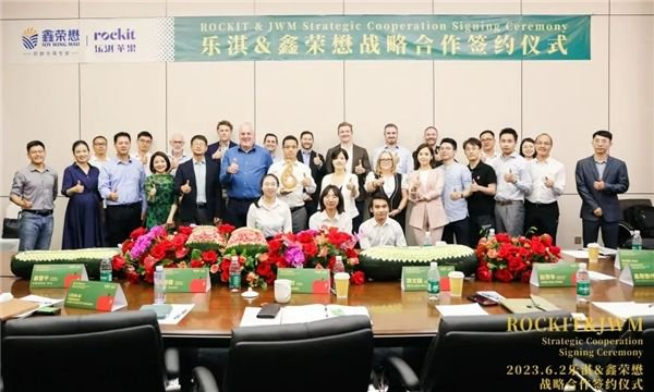 出席签约仪式的双方代表合影留念