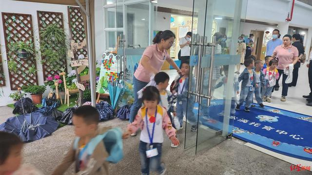 ↑小朋友离园 胡伊文 摄