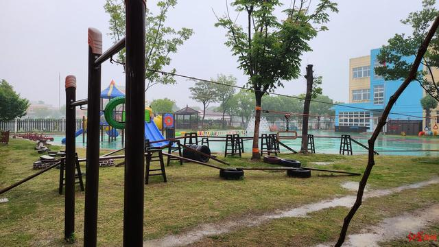 ↑小水滴托育中心与幼儿园共用操场 胡伊文 摄