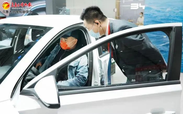 乌鲁木齐市民正在选购新能源汽车（资料图片）。来源：乌鲁木齐晚报