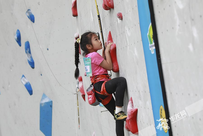 小选手奋力向上爬。华龙网-新重庆客户端  首席记者 李文科 摄