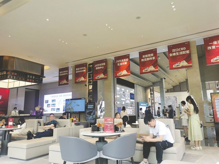 武汉龙湖揽境售楼部的看房者&nbsp;每经记者 陈利 摄