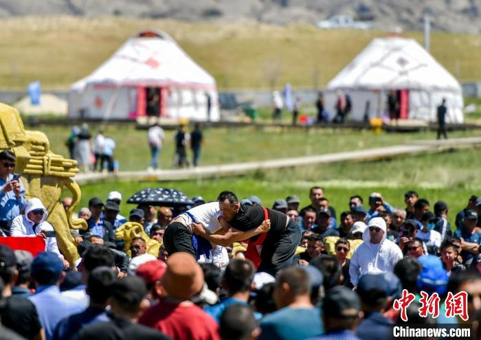 草原摔跤比赛吸引众多牧民及游客前来观看“勇者游戏”。刘新 摄