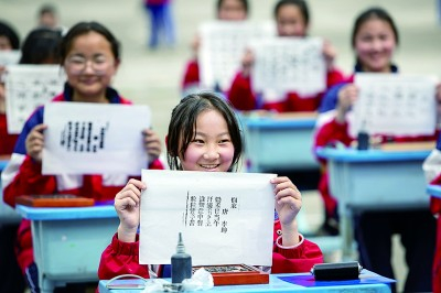    四川阆中的小学生体验传统印刷技艺在宣纸上印出来古诗。光明图片/视觉中国
