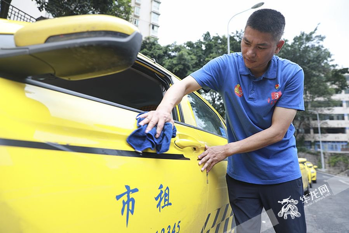 殷其龙参加高考爱心送考，已经坚持了13年。华龙网-新重庆客户端 首席记者 李文科 摄