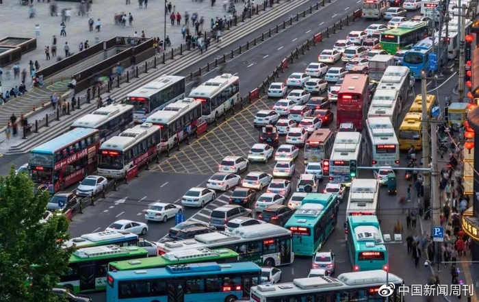 西安街道上拥堵的车辆。图/图虫创意