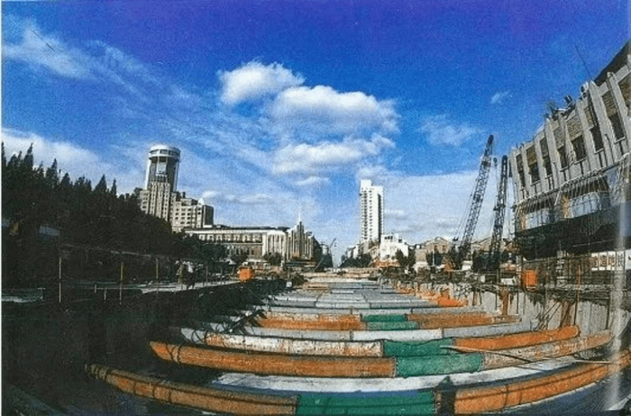 ▲ 图注：上海地铁1号线施工现场