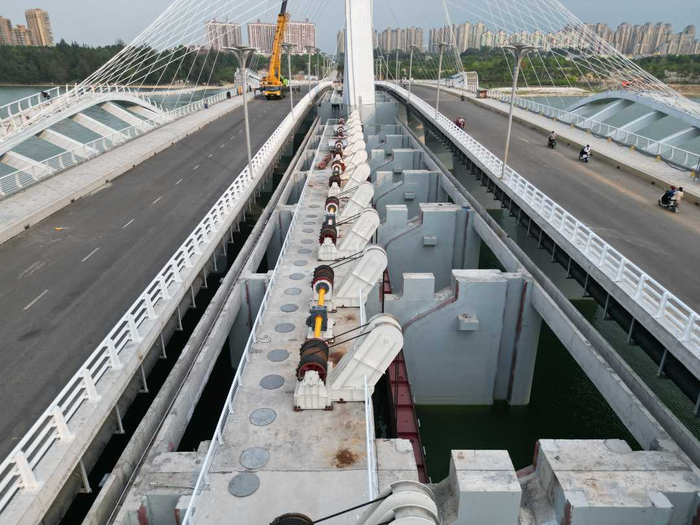 中铁一局八公司施工的全国首创儋州海花岛桥闸一体跨海大桥建成通车，图为桥闸一体化。牛荣健摄
