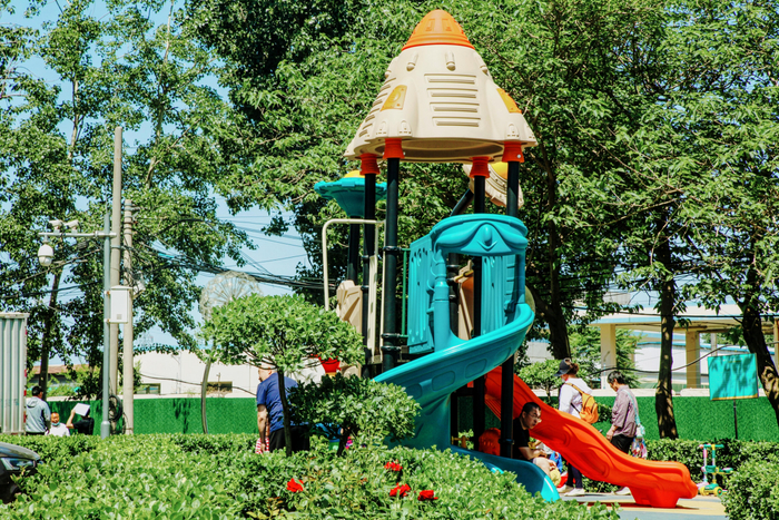 完善文化设施，营建文化氛围：