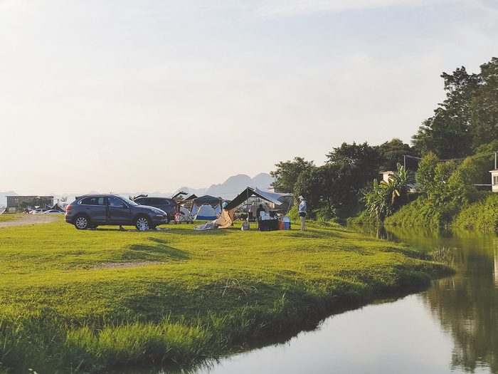     ▲自驾车到郊外露营享受“清凉之旅”     本报记者 苏昭宇 摄