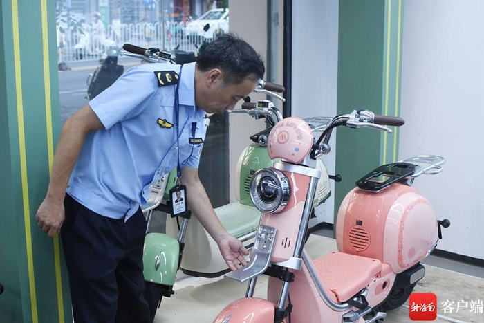 执法人员对电动自行车销售商家进行检查。记者蒙健 摄