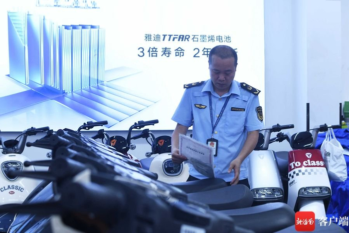 　　执法人员对电动自行车销售商家进行检查。记者蒙健 摄