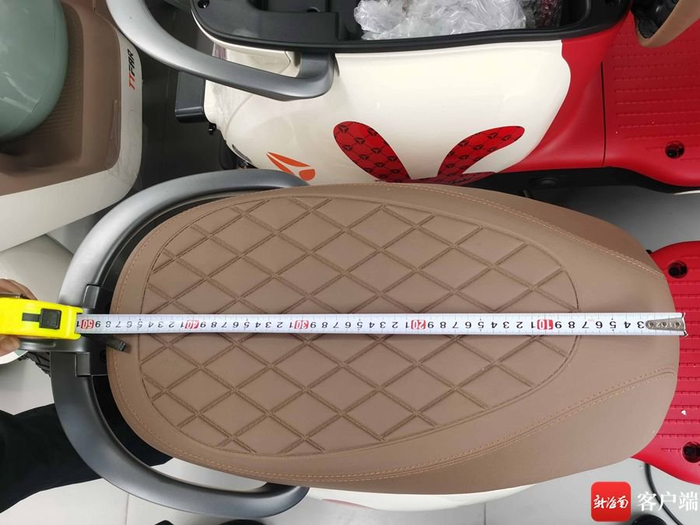 　　涉嫌改装加装的电动自行车。记者蒙健 摄