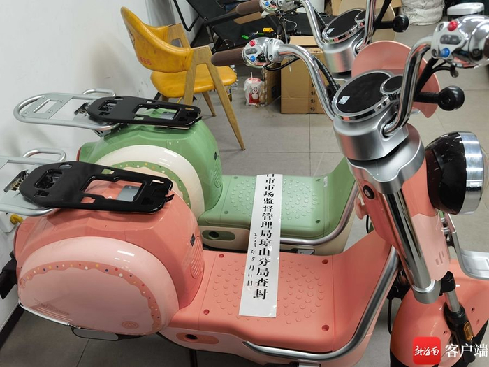 　　执法人员对涉嫌改装加装的电动自行车予以查封。记者蒙健 摄