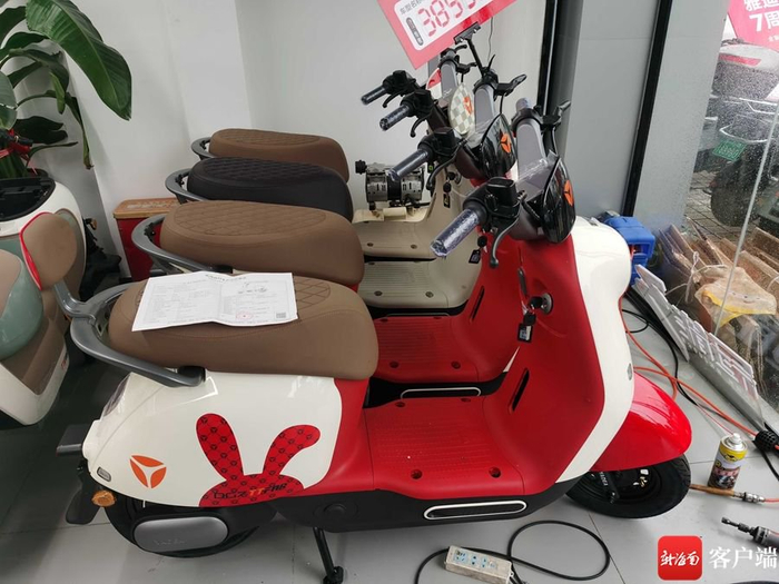 　　执法人员对涉嫌改装加装的电动自行车予以查封。记者蒙健 摄