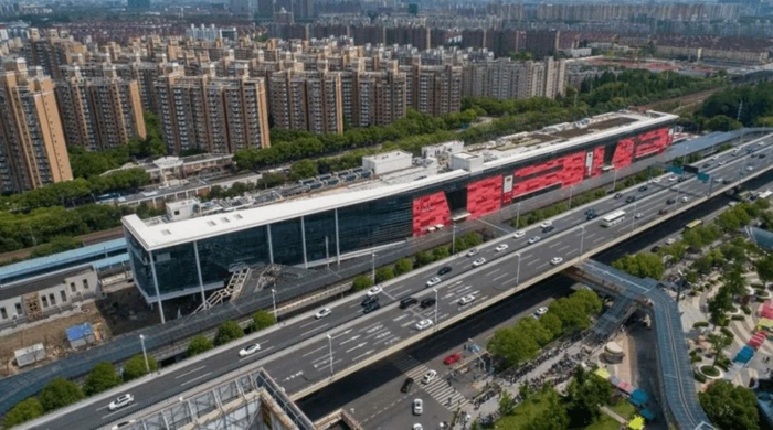 ▲ 图注：改造后的莲花路站la la station