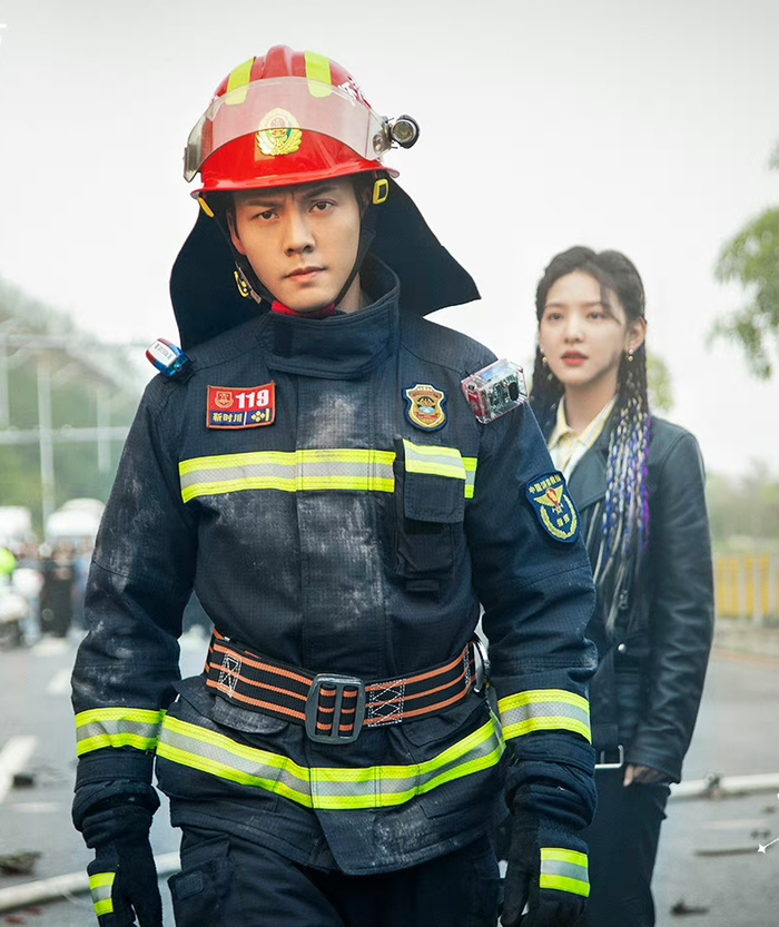 《照亮你》主人公靳时川（左）与徐来（右） 图/电视剧照亮你官方微博