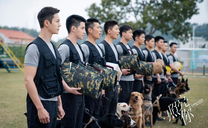 《照亮你》剧照 靳时川（左一）组建搜救犬队伍 图/电视剧照亮你官方微博