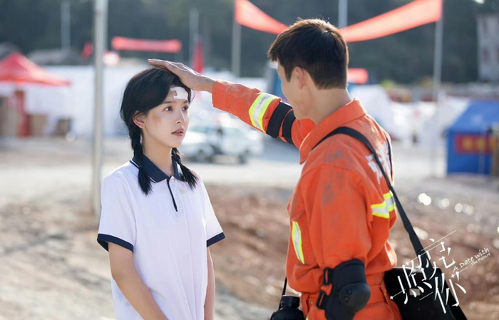 《照亮你》主人公靳时川与徐来 图/电视剧照亮你官方微博