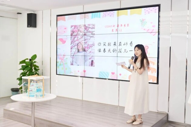      寿星们依次登台，台下观众齐唱生日歌，泰坦军团骨干成员同寿星们一起许愿，献上祝福。