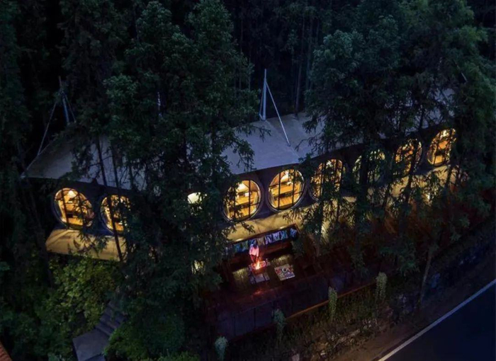 营业期间的自由家黄山齐云营地树屋世界。（图/飞猪）