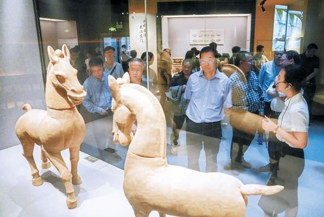 采访团在奉节夔州博物馆调研长江国家文化公园建设情况。 谢智强摄