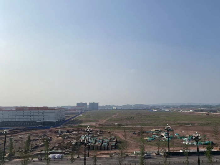 ▲ 左边是四川时代已建成的七期工厂，右边土地已平整，未来用于建设八期工厂