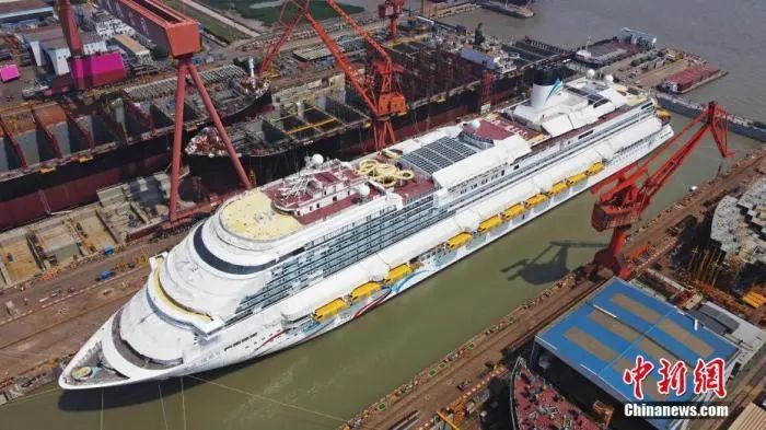 航拍成功起浮的中国首艘国产大型邮轮“爱达·魔都”号。殷立勤 摄