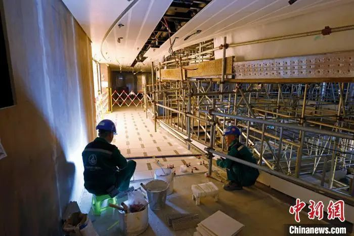 工作人员在船内进行各个区域装修。殷立勤 摄