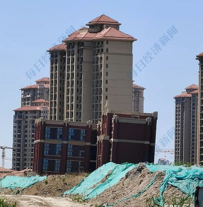 凤锦庭院街对面的红楼倾斜最为严重图片来源：每经记者 王佳飞 摄