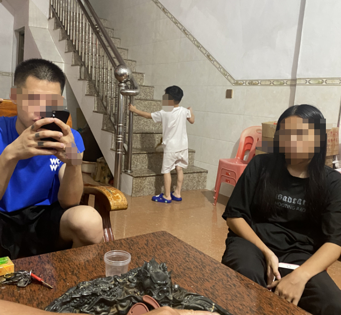 　↑回到家后的潘培隆和弟妹一起