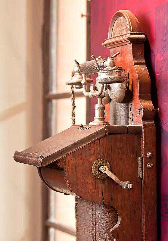 图片说明：爱立信公司生产的壁挂式木刻电话