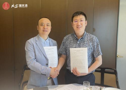 敬子龙（左）与丁楚钰（右）代表签约