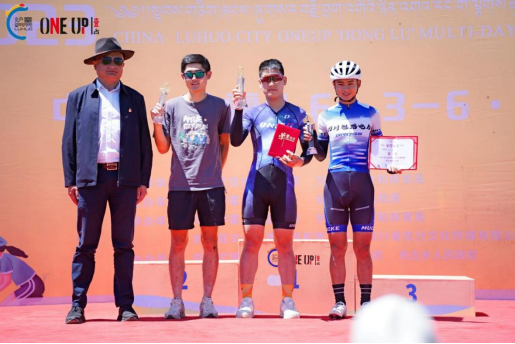 男子青年组前三名