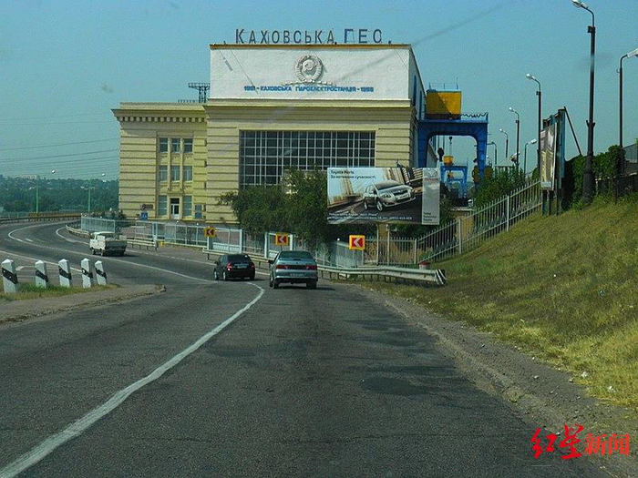 ↑连通水电站顶部的公路桥