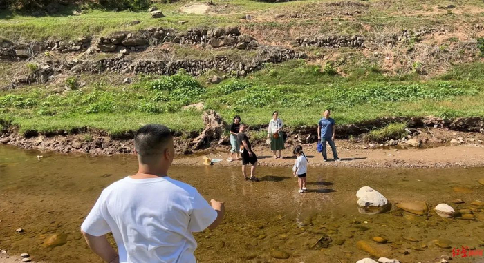 图片▲金堂县水务局工作人员正在劝离游客