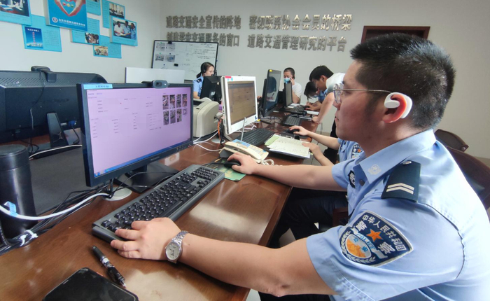 ↑接警人员在线处理交通事故