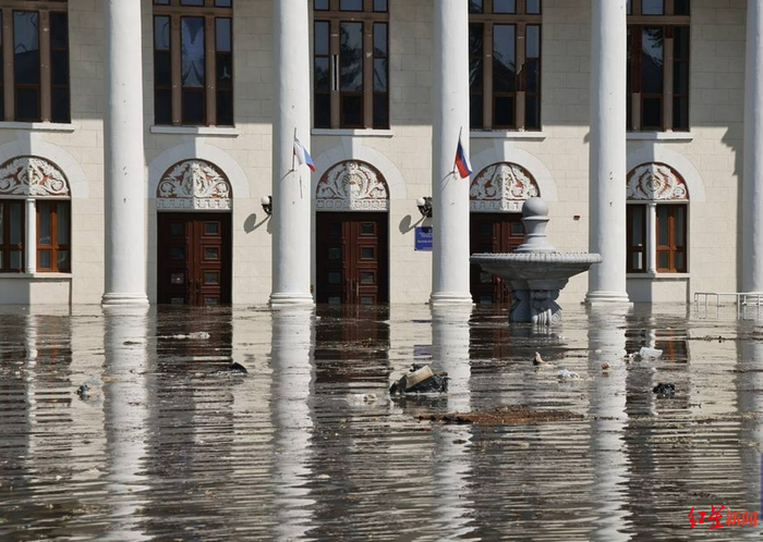 ↑水位升高导致新卡霍夫卡市被淹
