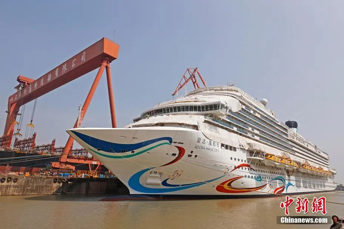 成功起浮的中国首艘国产大型邮轮“爱达·魔都”号。殷立勤 摄