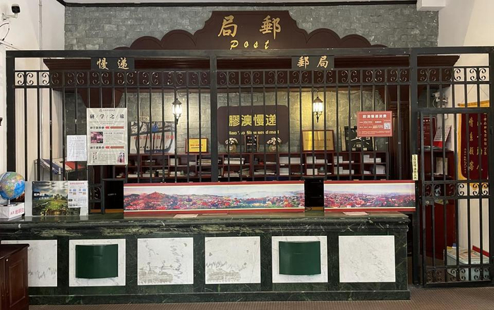 图片说明：青岛邮电博物馆大厅的慢递业务窗口