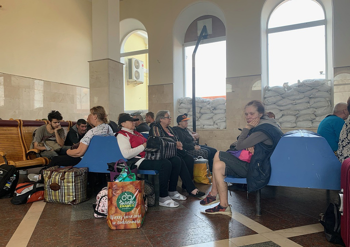 当地时间2023年6月6日，卡霍夫卡水电站大坝遭破坏后引发洪水，人们在火车站等待疏散。