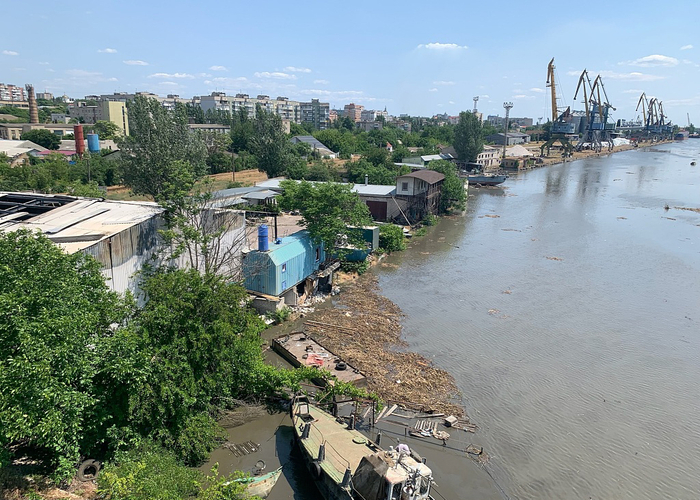 当地时间2023年6月6日，卡霍夫卡水电站大坝遭破坏后，第聂伯河水涌入市区。