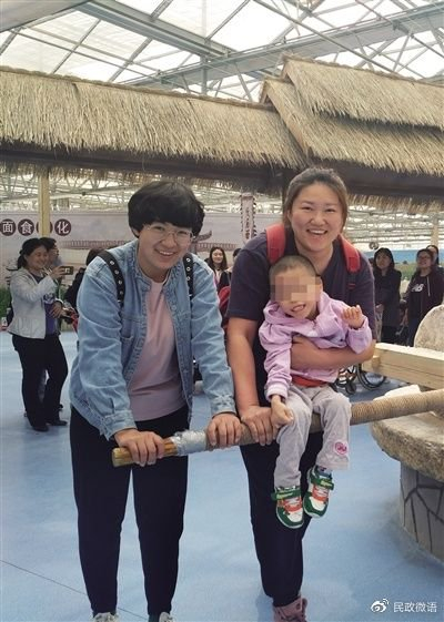 福利院组织外出活动，院内职工带孩子玩耍。受访者供图