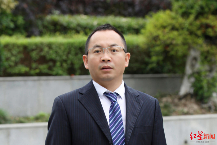 ▲成都市实验外国语学校高中语文教师岳靖淞