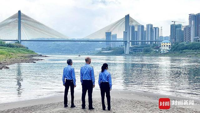 宜宾市生态环境保护综合行政执法支队是负责排查溯源排污口的主力，图为该队的谷万洪、刘海、胡丹眺望长江。