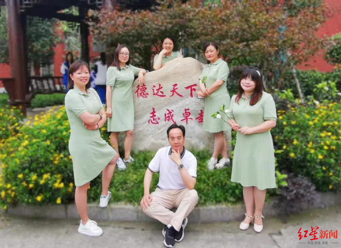 ▲成都七中万达学校高三语文备课组