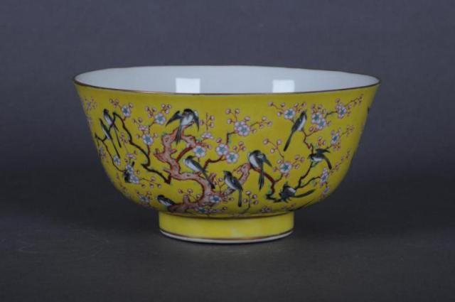 △清同治 黄地喜鹊梅花纹碗 景德镇中国陶瓷博物馆藏