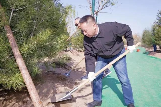 ↑2022年4月，梁胜公开参加义务植树活动 图源：北京亦庄官方发布